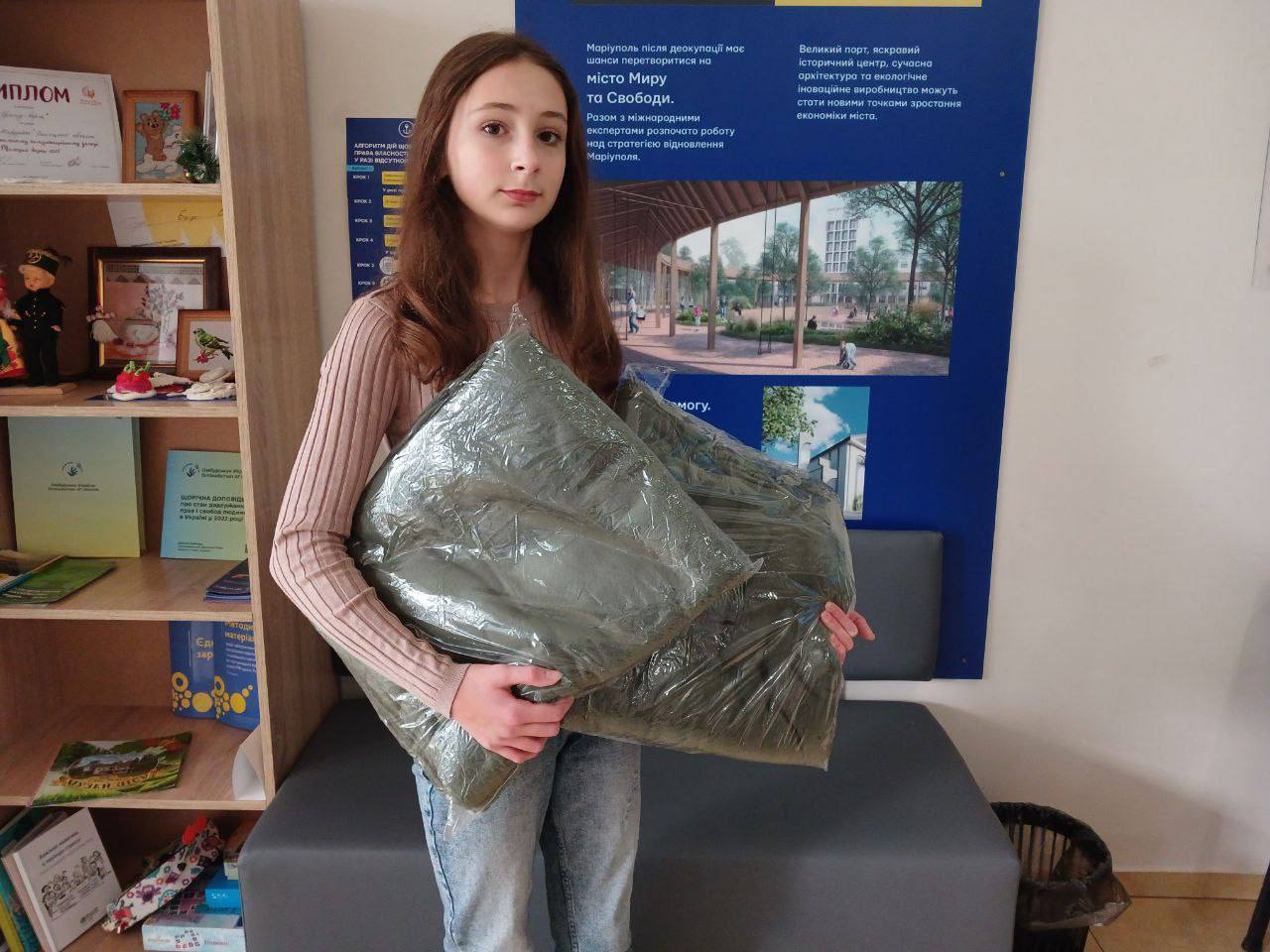 Еліна принесла теплі речі
