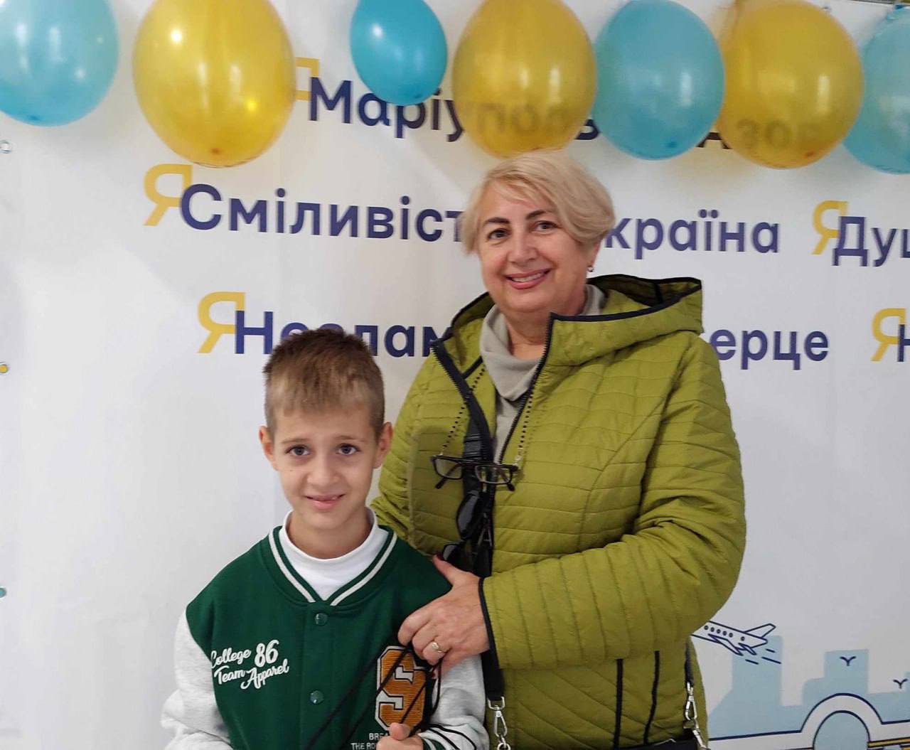 Хлопчик разом із бабусею