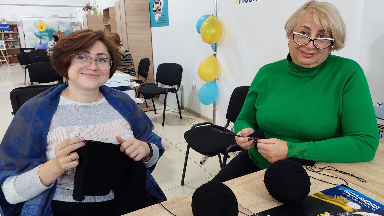 Маріупольці у Чернівцях доєдналися до виготовлення теплих шарфів 