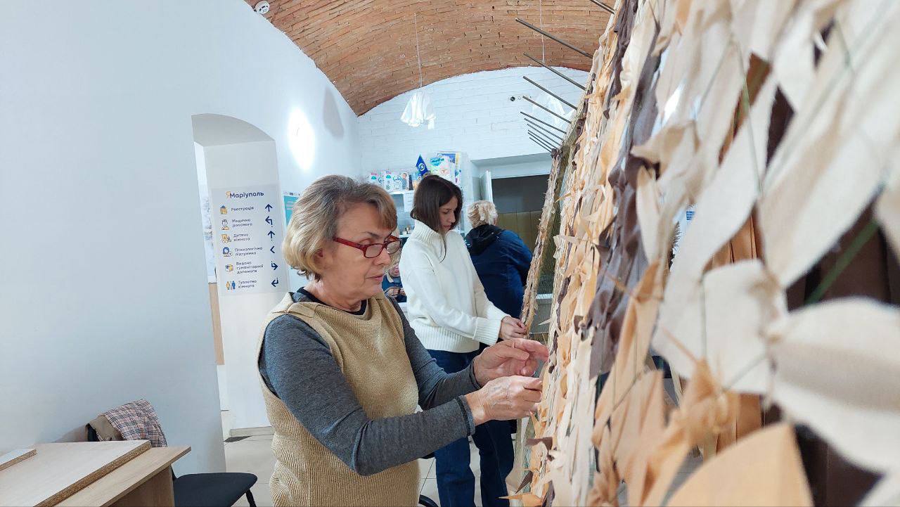 Процес виготовлення маскувальних сіток у чернівецькому центрі 