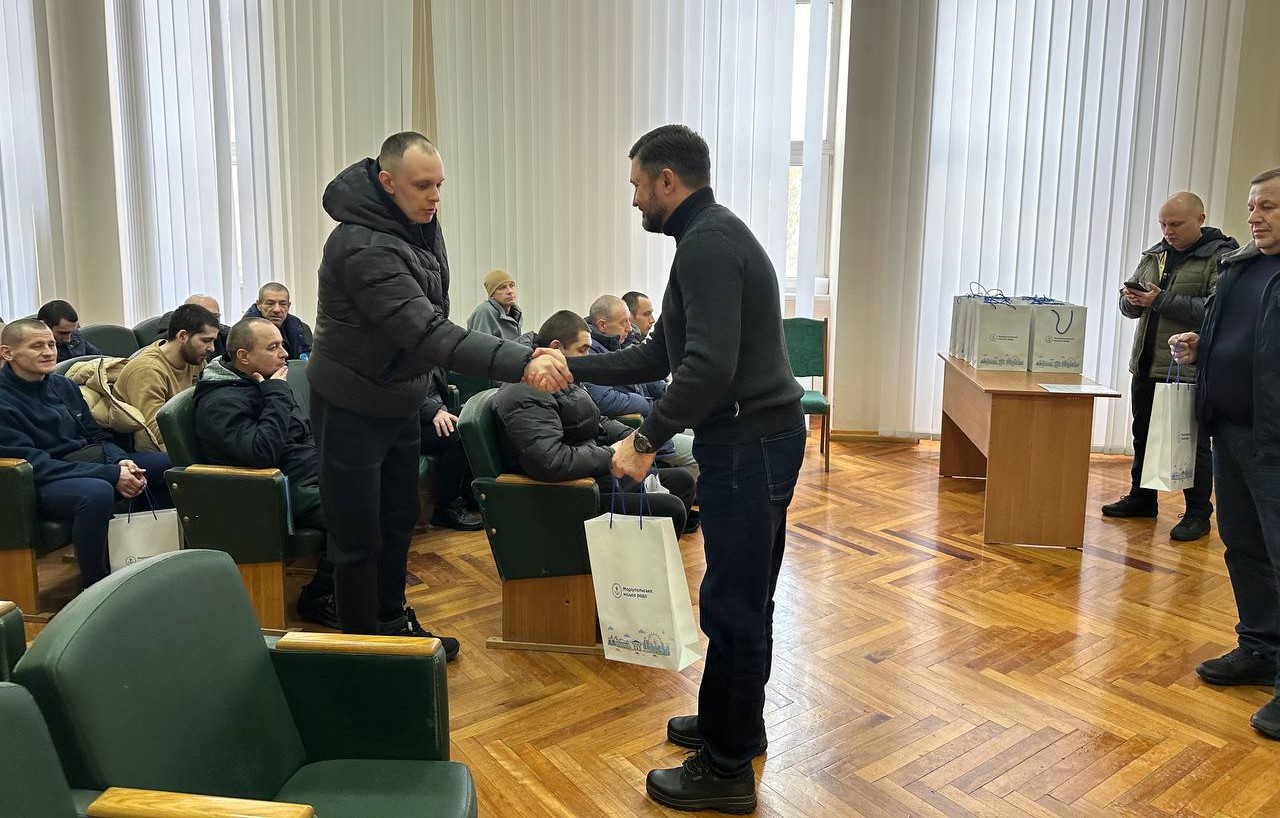 Вадим Бойченко передав військовим smart-набори