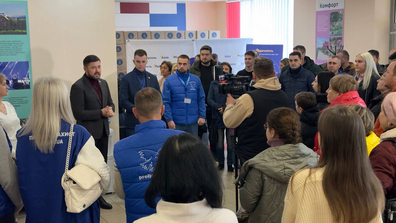 Мер спілкується з маріупольцями у новому центрі підтримки