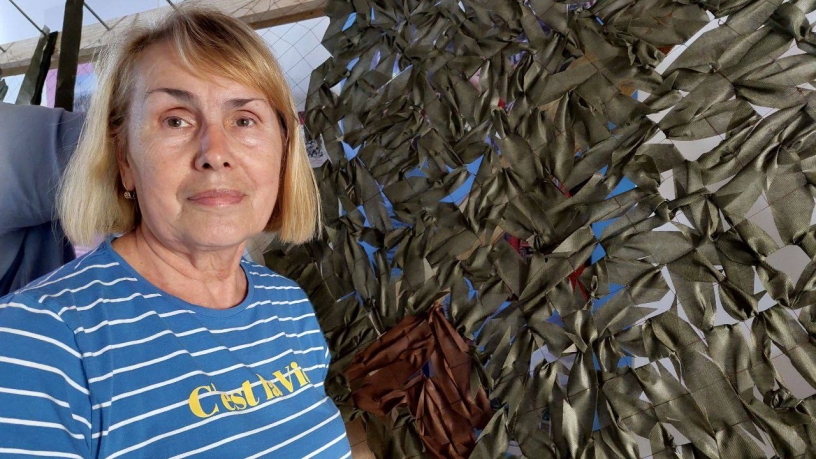 Романа Шептуха на фоні сплетеної сітки